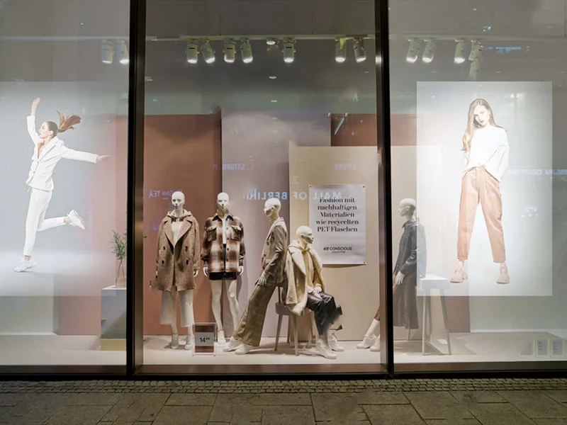 چگونه شیشه ویترین فروشگاه یا پنجره را به نمایشگر تبلیغاتی تبدیل کنیم؟